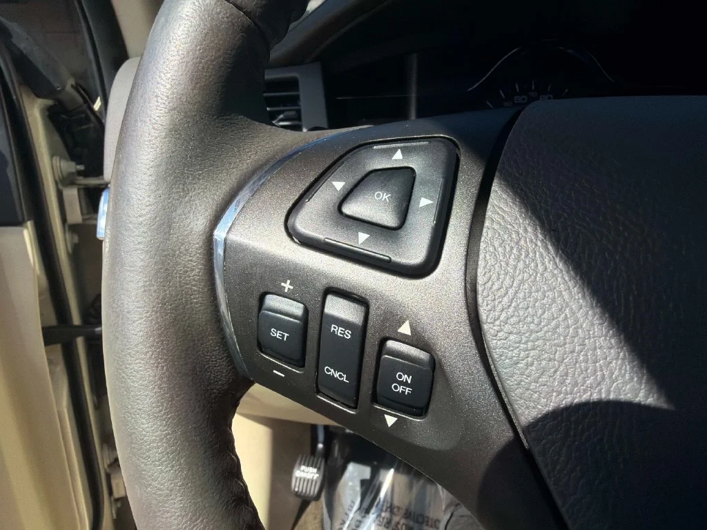 Used 2015 Silver Lincoln Base image 30