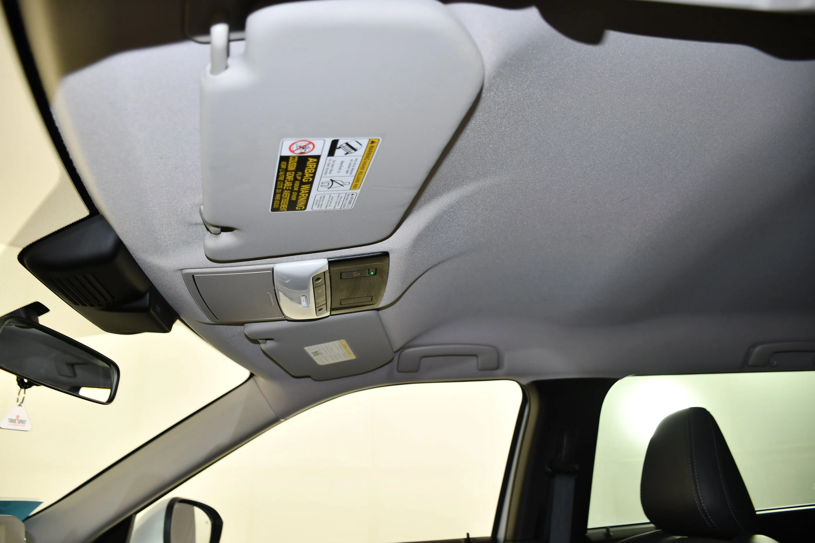 Certified Used 2023 White Diamond Mitsubishi SE image 38