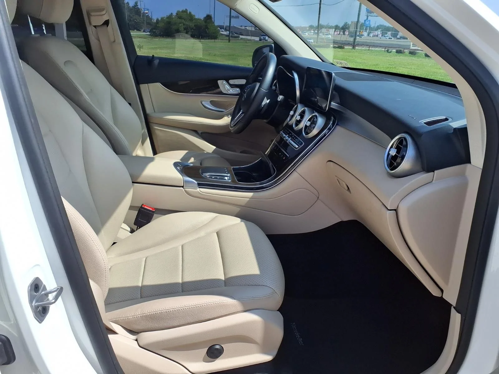 Used 2021 White Mercedes-Benz GLC 300 image 18