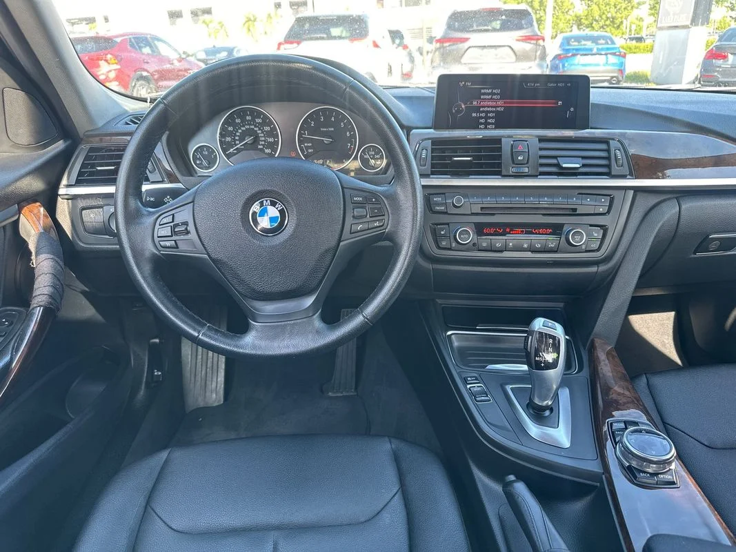 Used 2014  BMW xDrive image 26
