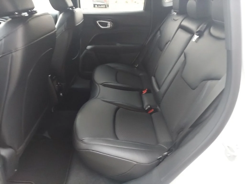 New 2026 Bright White Clearcoat Jeep Latitude image 38