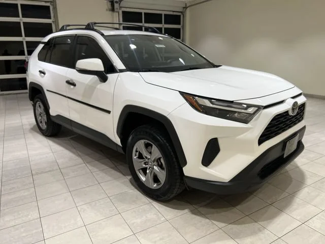 2025 Toyota RAV4 XLE - Photo 7