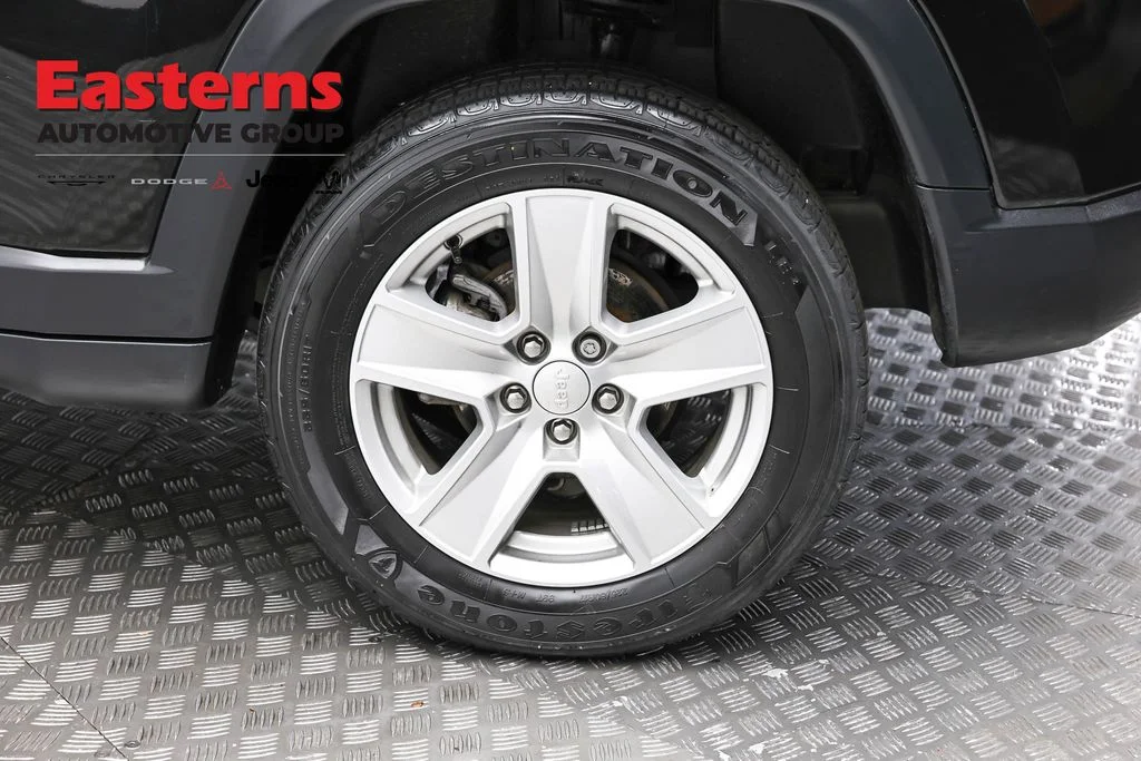 Certified Used 2022 Black Jeep Latitude image 9