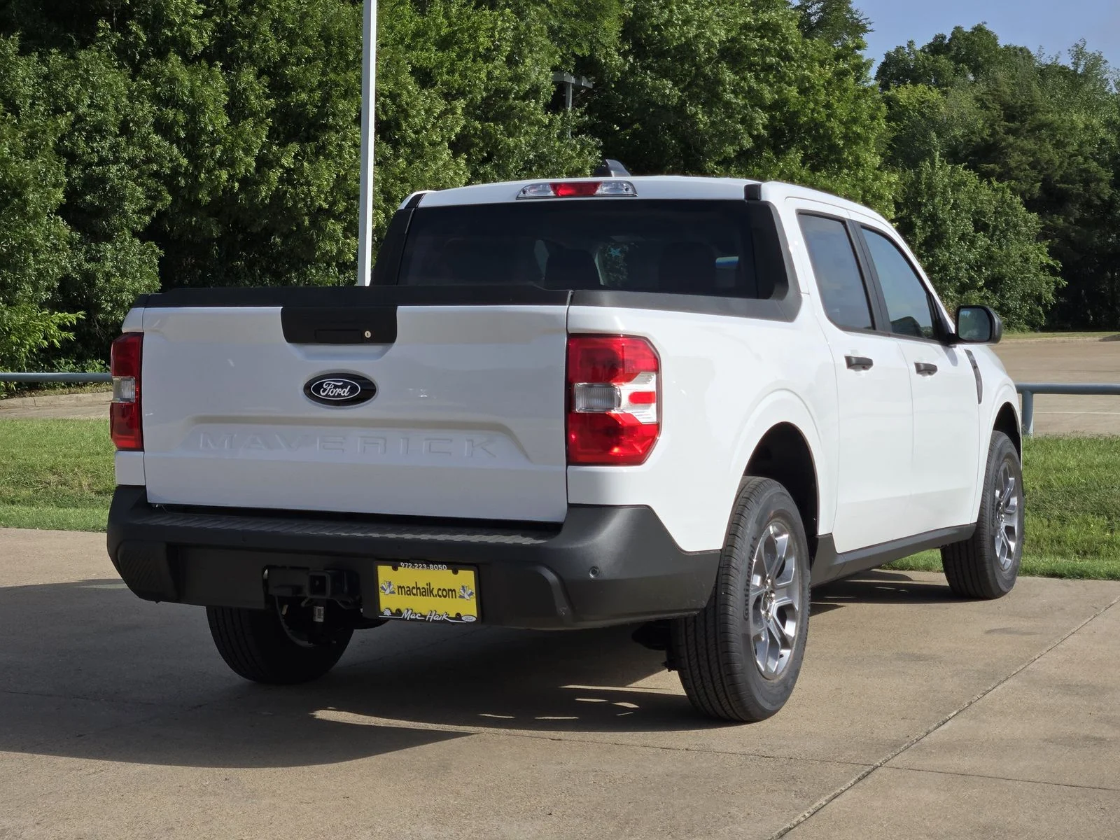 New 2026 Oxford White Ford XLT image 4