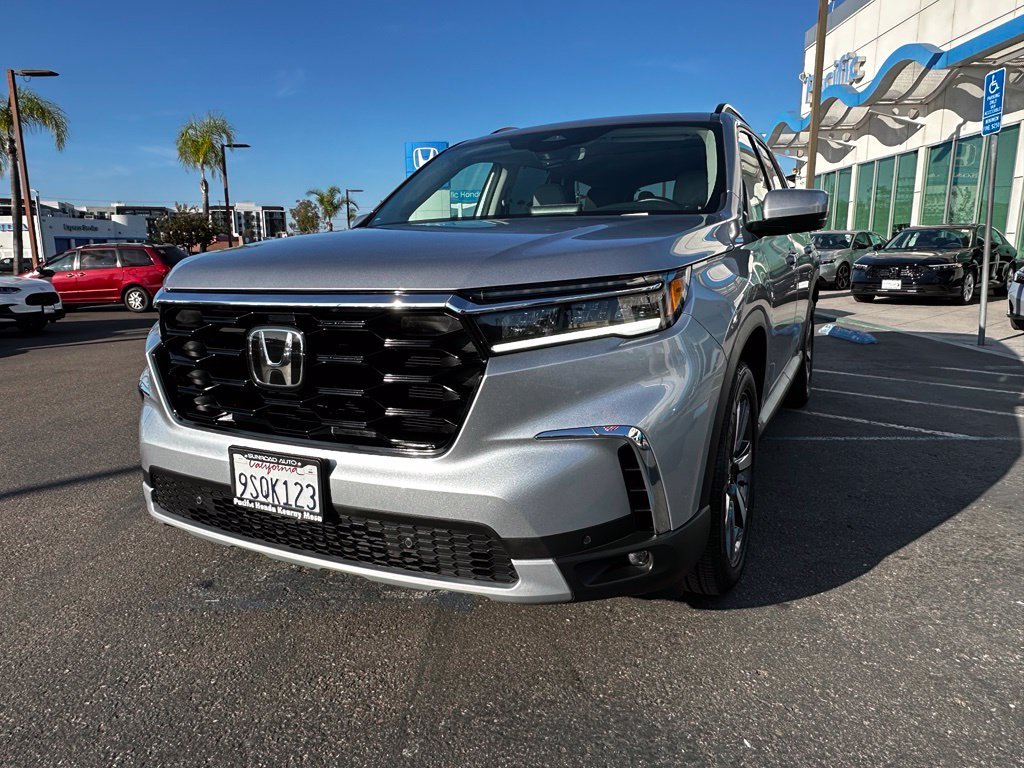 Used 2025 Lunar Silver Metallic Honda Touring image 3