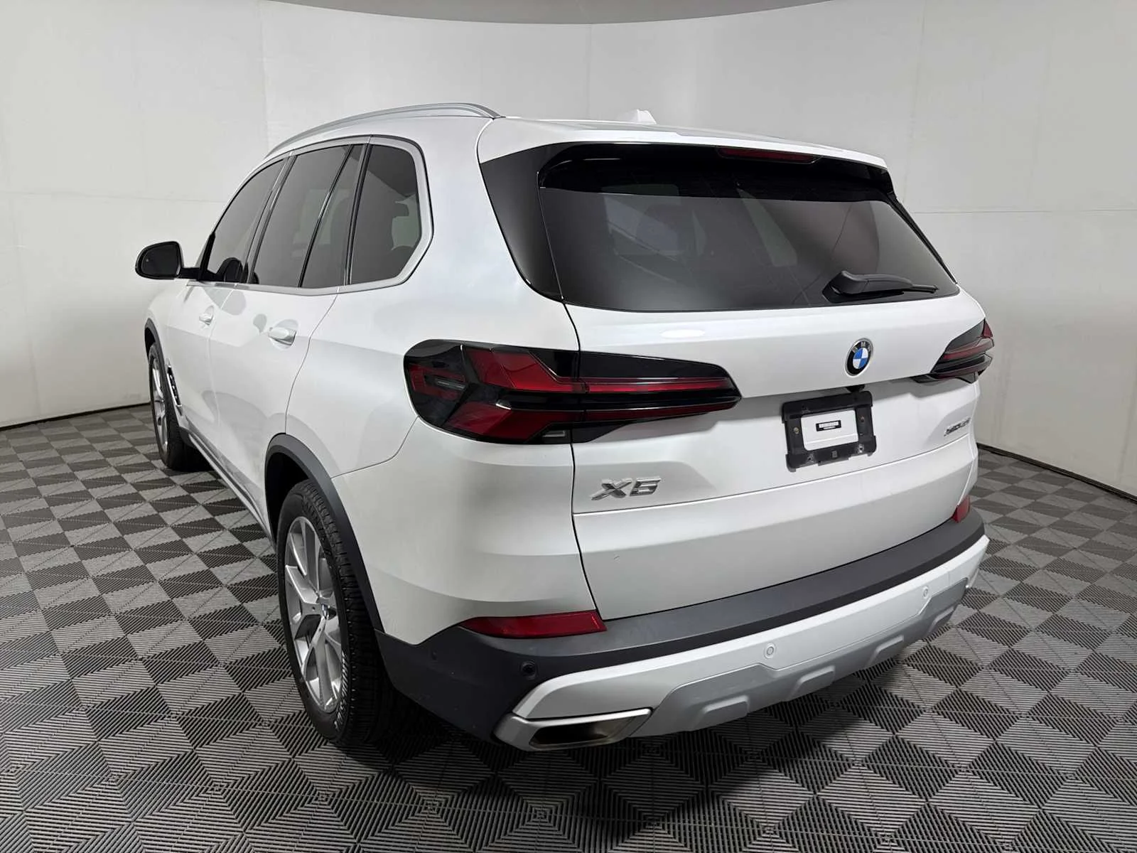 Certified Used 2024 Mineral White Metallic BMW xDrive40i image 5
