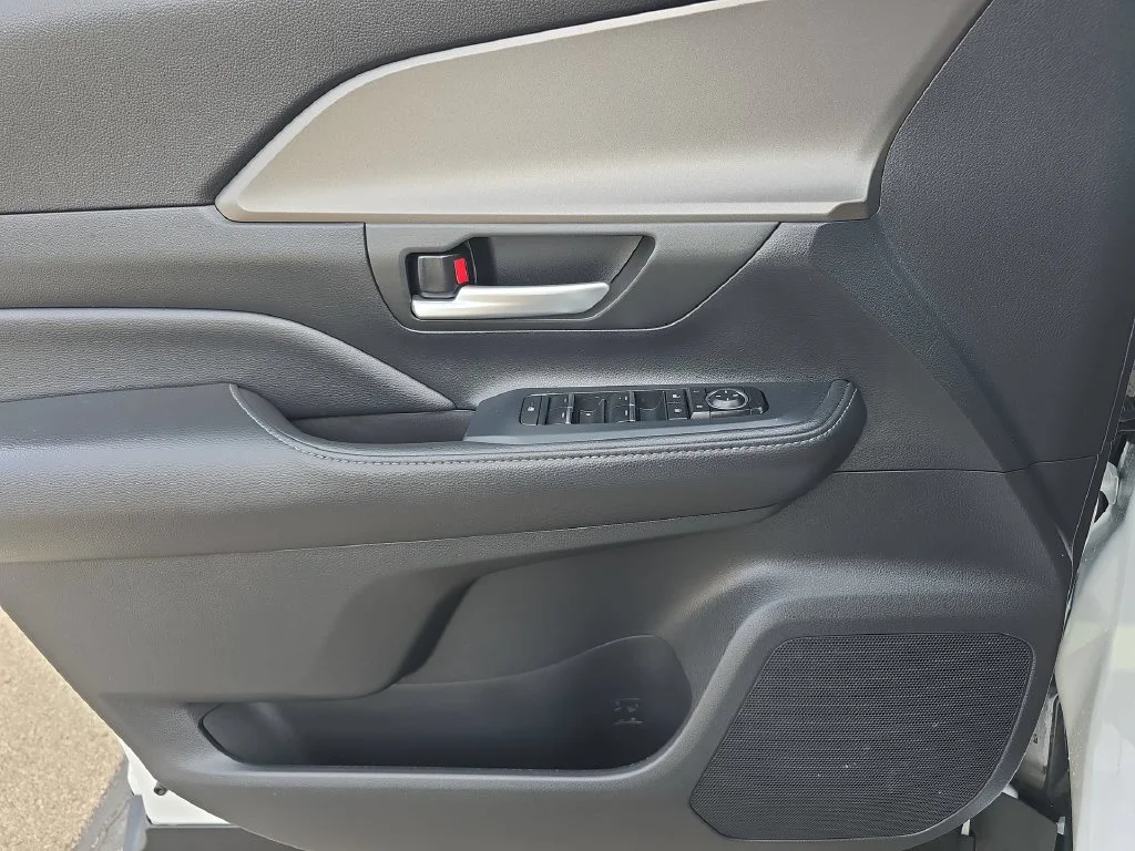 Used 2024  Toyota XLE image 18