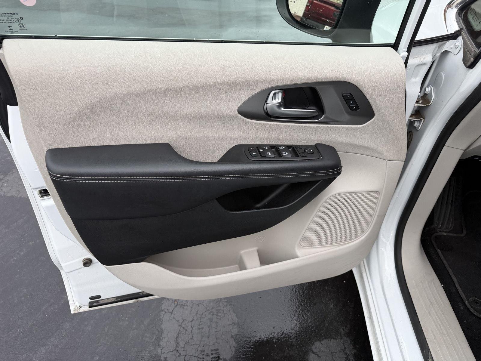 Used 2023 Bright White Clearcoat Chrysler Touring L image 9