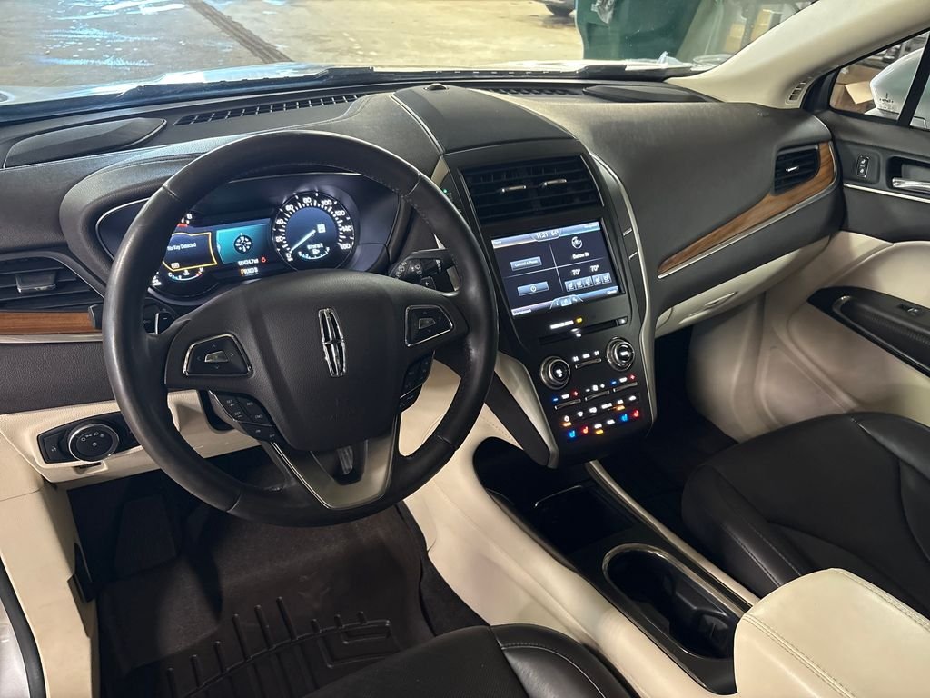 Used 2015 Silver Lincoln Base image 17