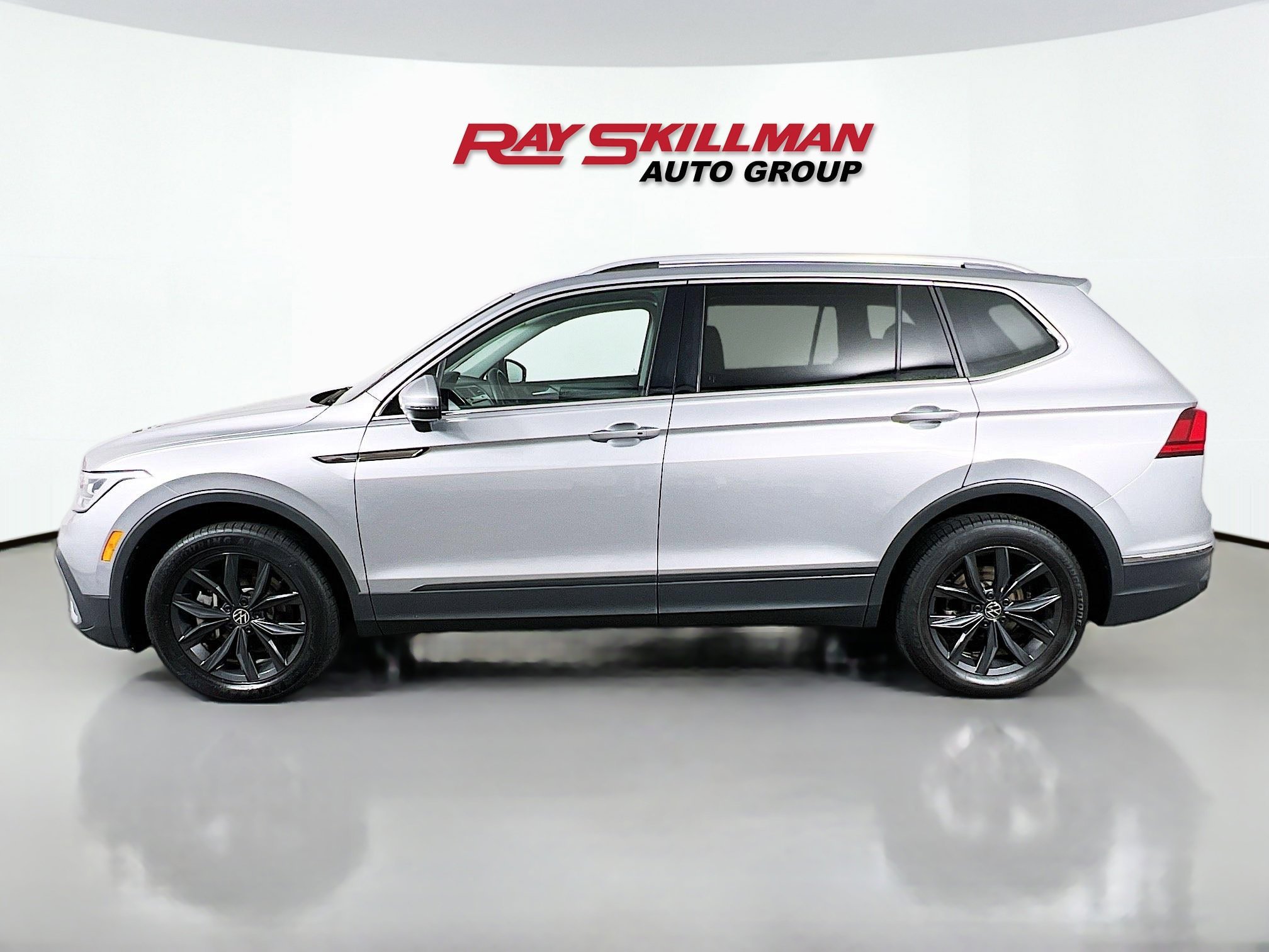 Used 2024 Silver Volkswagen SE image 4