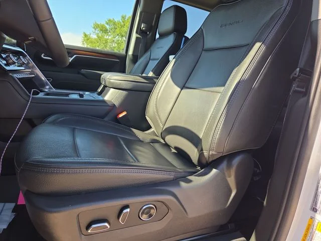 Used 2025 White GMC Denali image 12