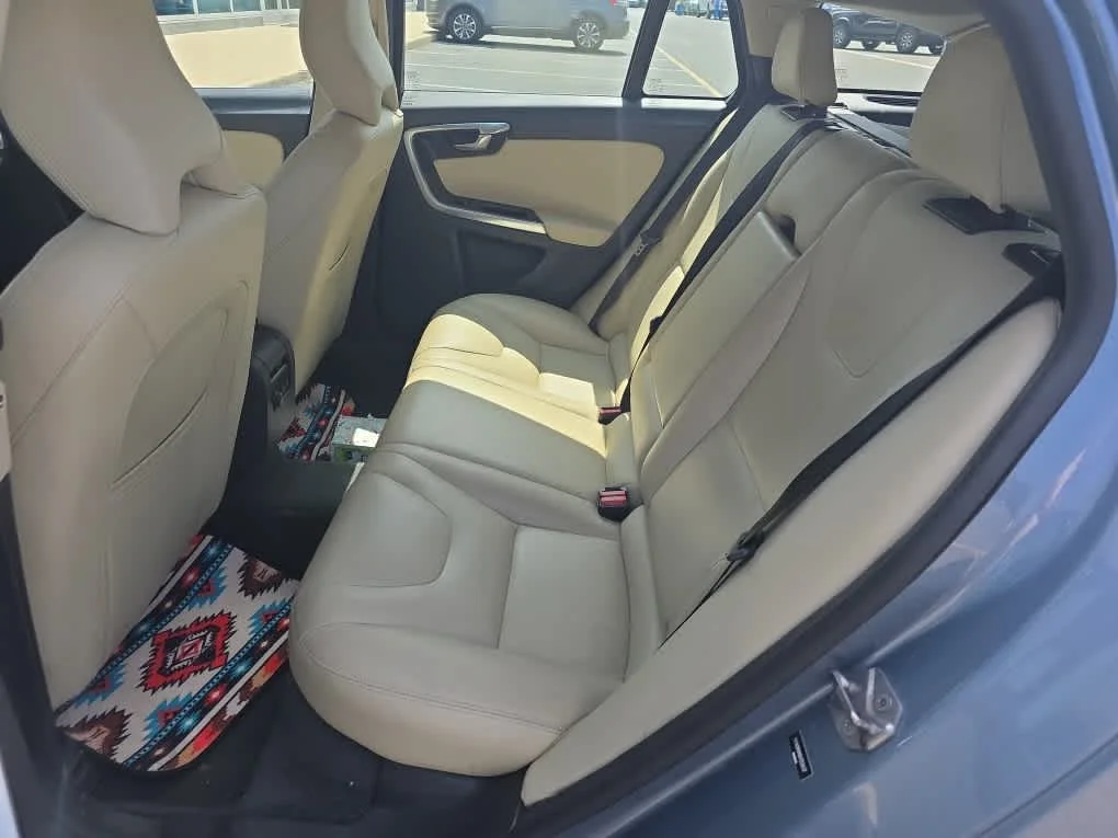 Used 2017 Mussel Blue Metallic Volvo Platinum image 9