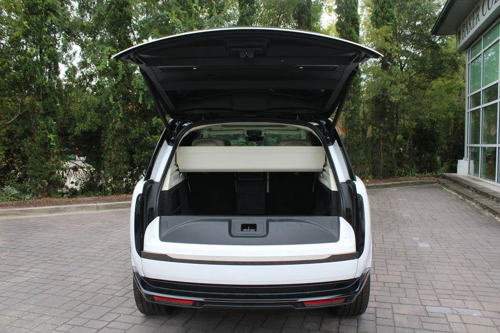 New 2024 Ostuni Pearl White Land Rover SV image 9