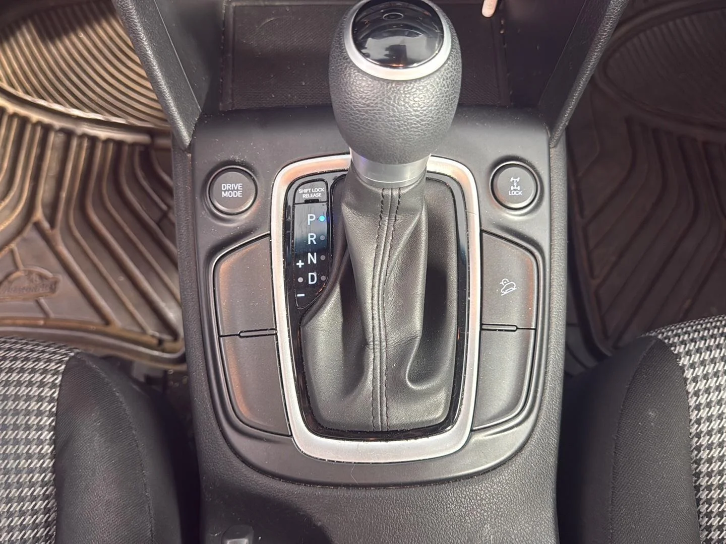 Used 2020 Sonic Silver Hyundai SE image 17
