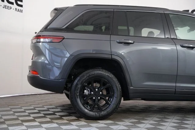 New 2026 Baltic Gray Metallic Clear-Coat Exterior Paint Jeep Altitude image 37