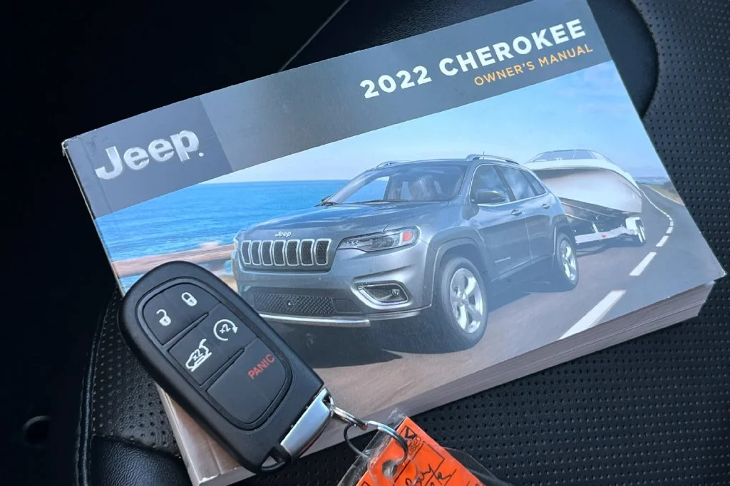 Used 2022 White Jeep Latitude Lux image 12