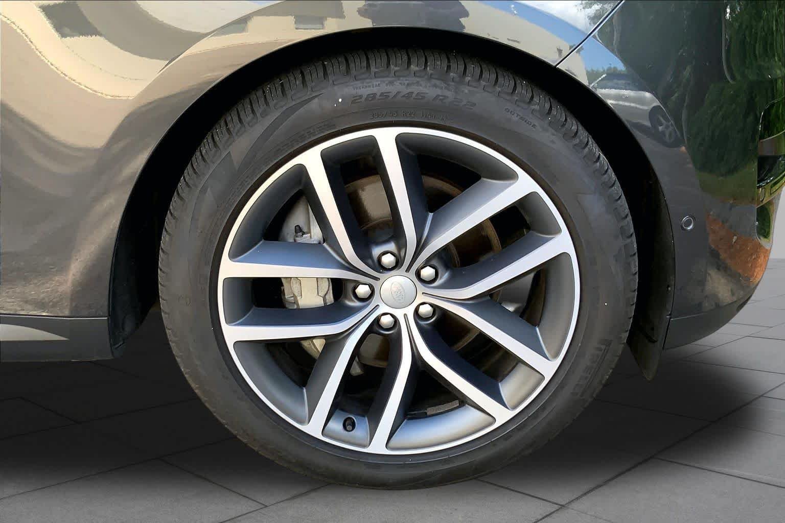 Used 2023 Carpathian Grey Premium Metallic Land Rover SE image 11