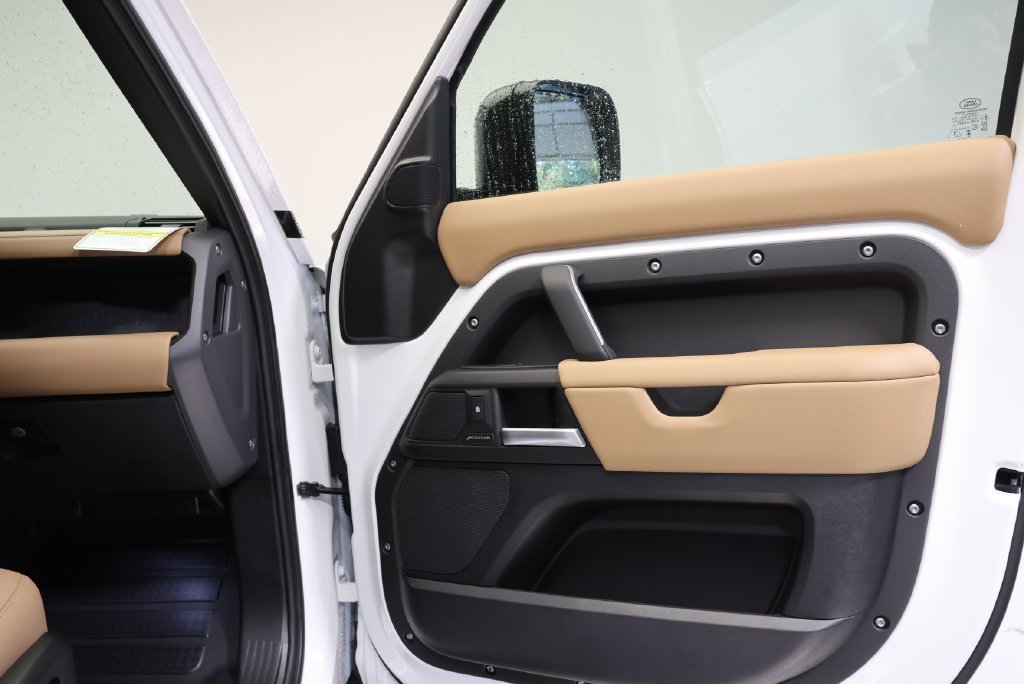 New 2026 Fuji White LAND ROVER S image 37