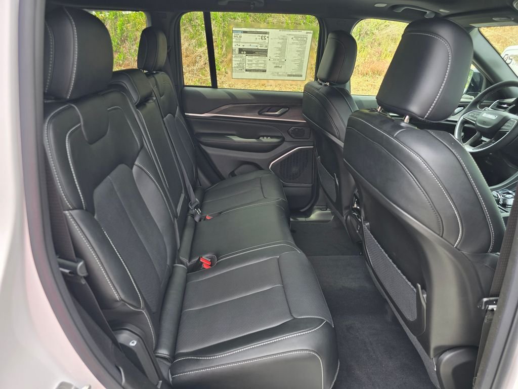 New 2026 Bright White Clear-Coat Exterior Paint Jeep Limited Reserve image 23