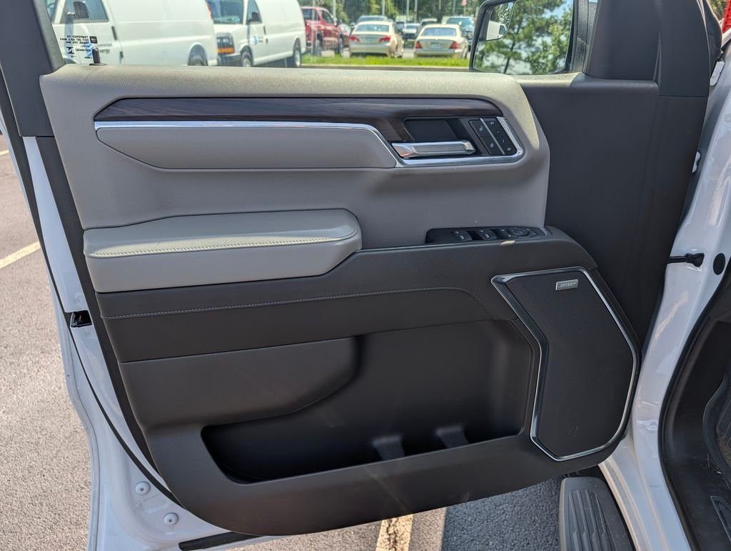 Used 2023 White GMC SLT image 19