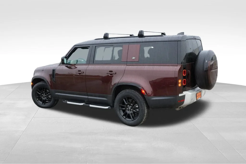 Used 2023  Land Rover SE image 8