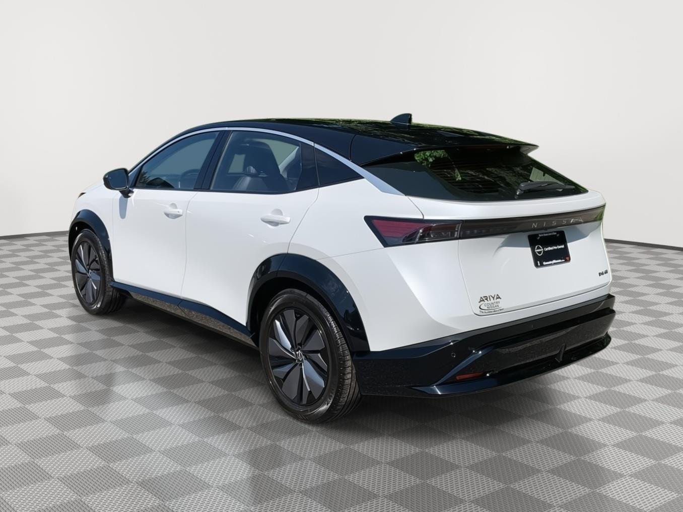 Used 2024 Everest White Pearl Tricoat/Black Diamond Pearl Nissan ENGAGE image 3