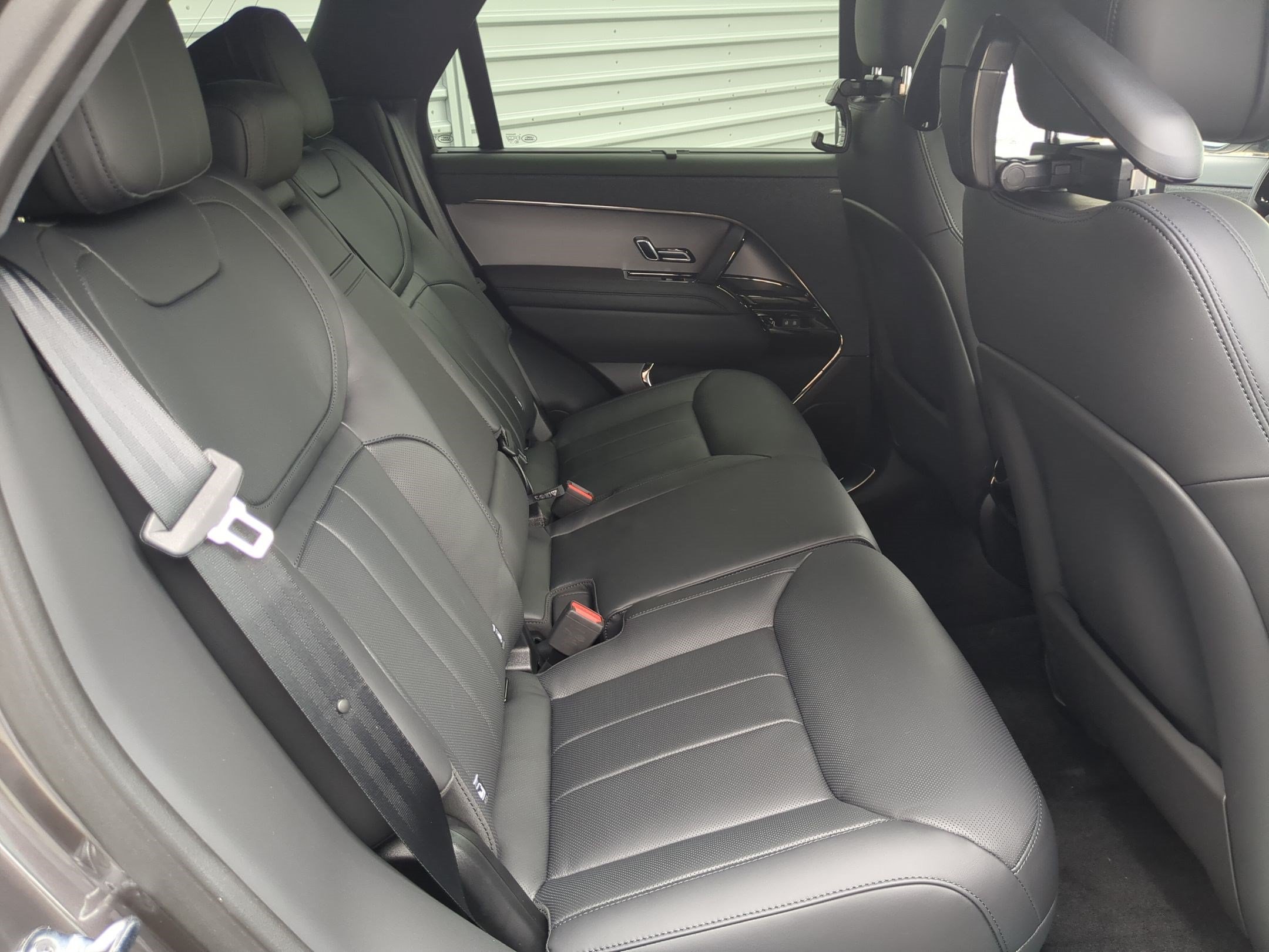 New 2026 Charente Grey Land Rover P460e Dynamic SE image 30