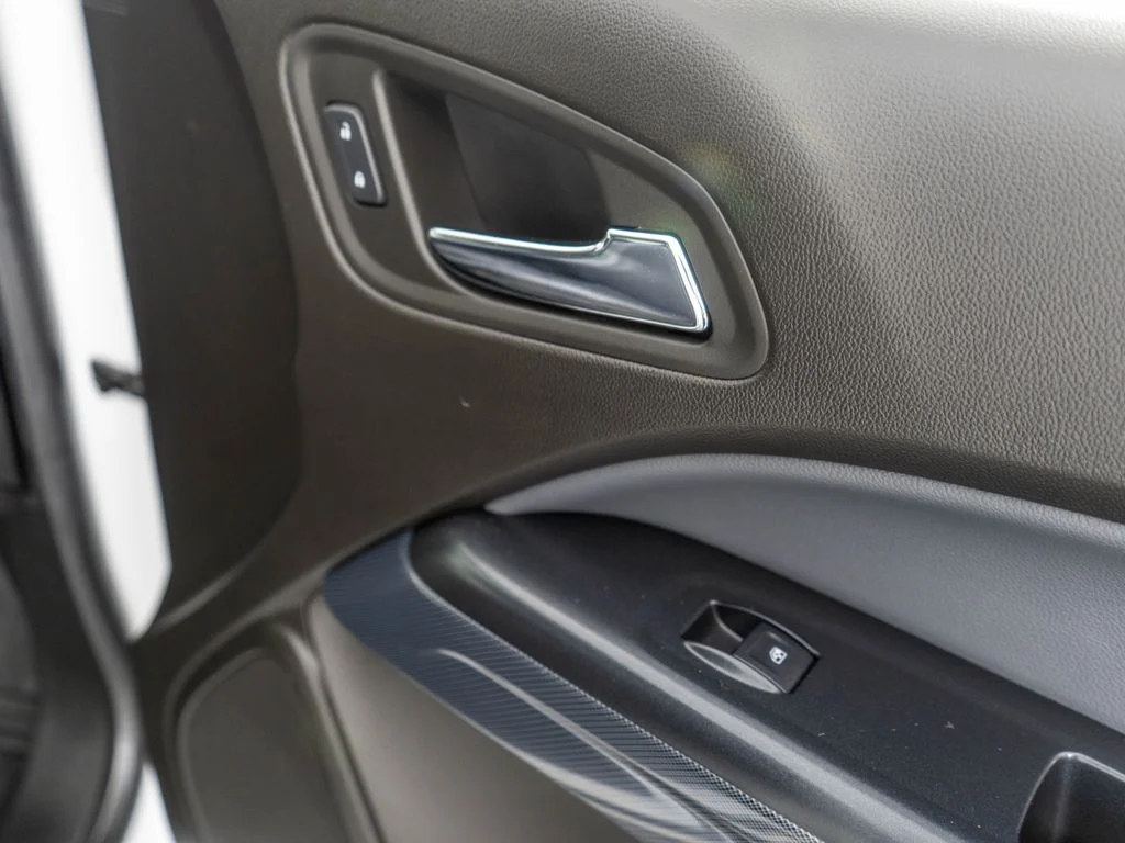 Used 2015 White Chevrolet Z71 image 9