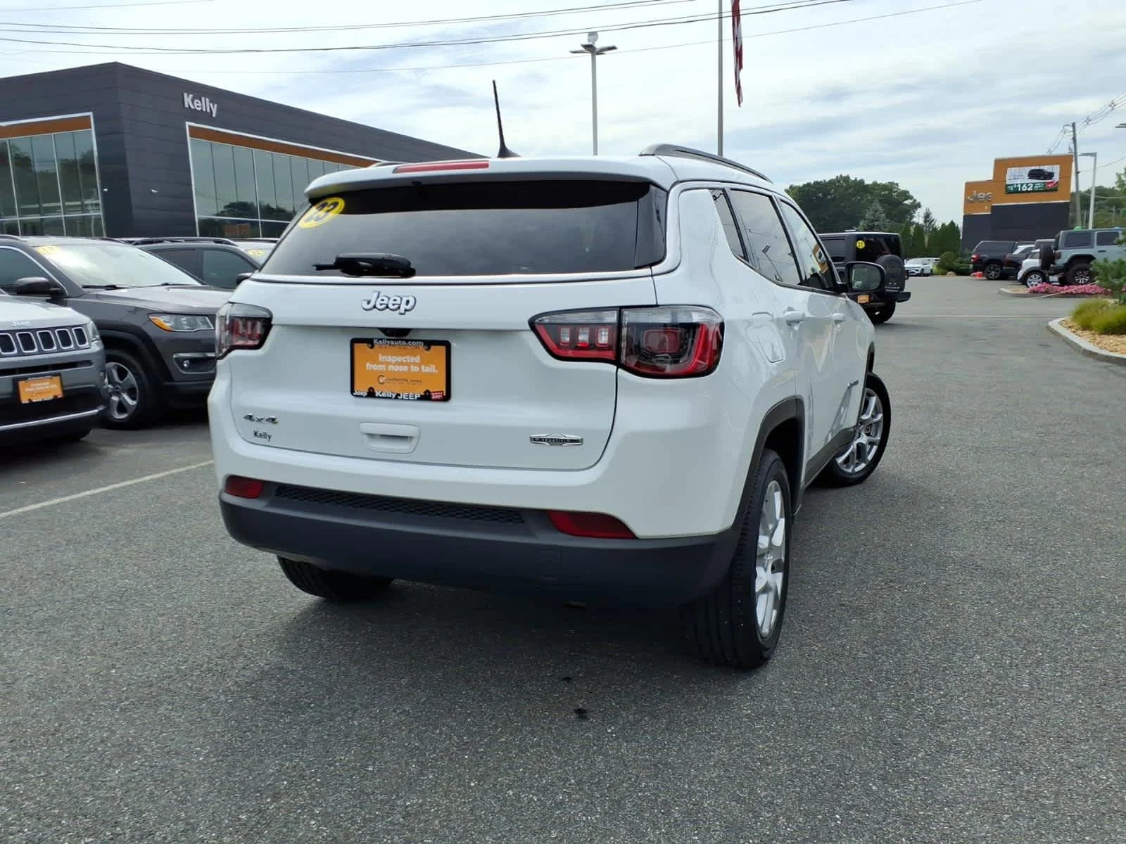 Certified Used 2023 Bright White Clearcoat Jeep Latitude Lux image 8
