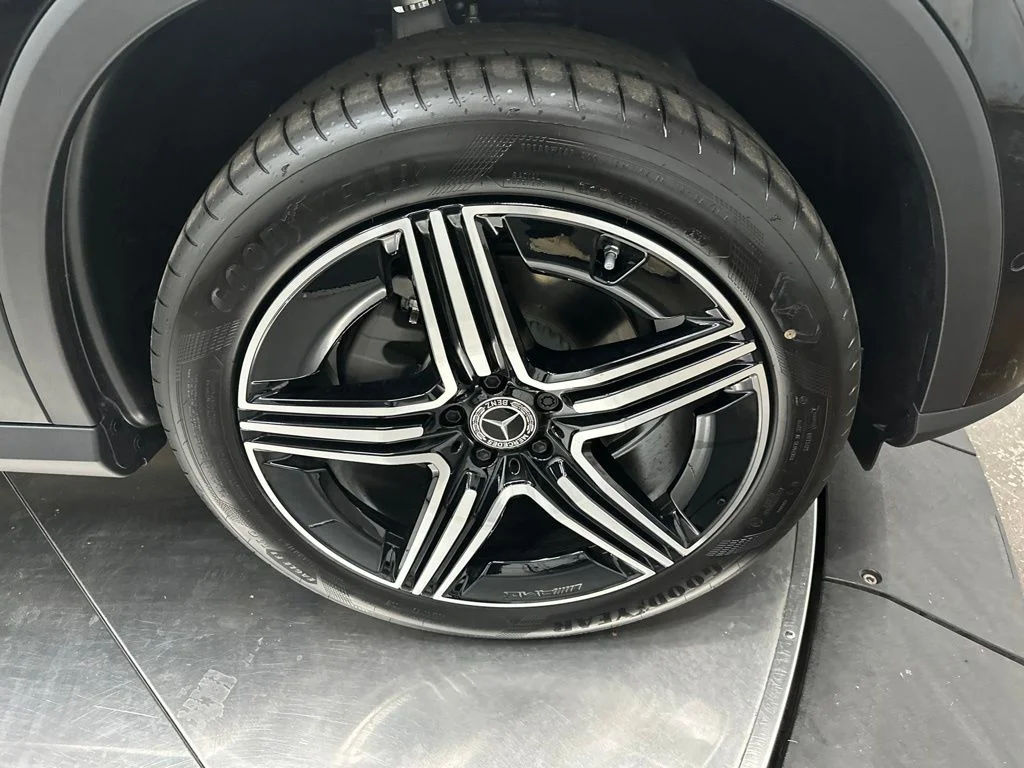 New 2027 Black Mercedes-Benz GLC 300 image 9
