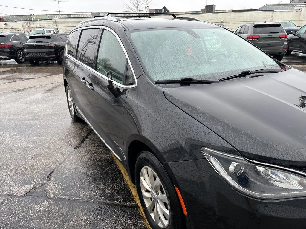 Used 2018  Chrysler Touring L image 7