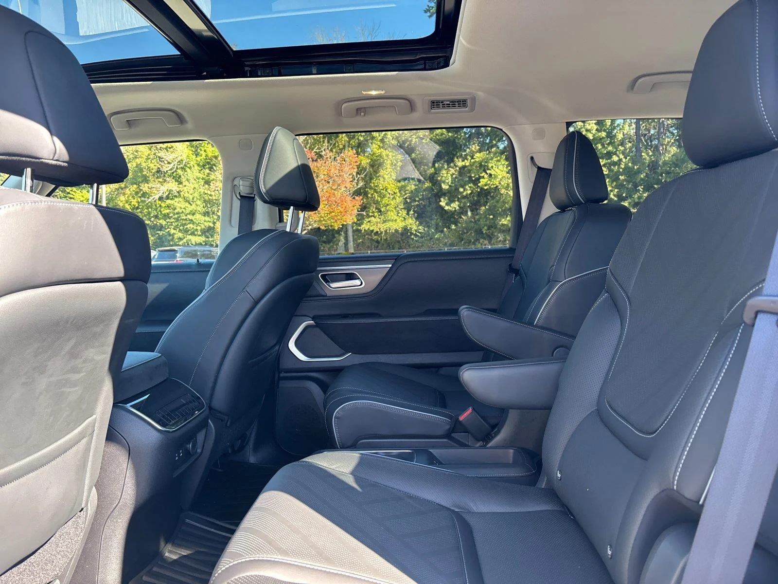 Certified Used 2025 Radiant White INFINITI LUXE image 33