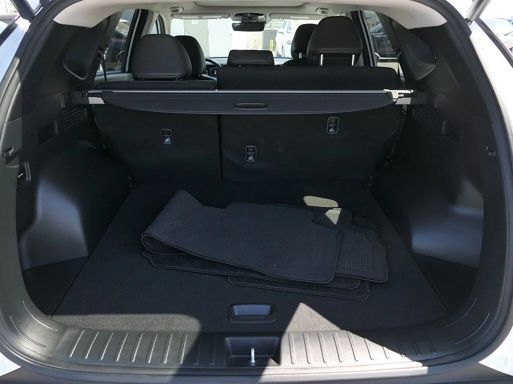 Used 2024 White Hyundai SEL Convenience image 24
