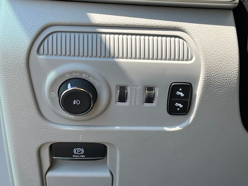 Used 2022 Silver Jeep Series III image 37