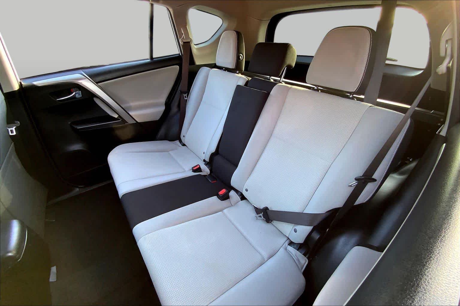 Used 2016 Super White Toyota XLE image 18