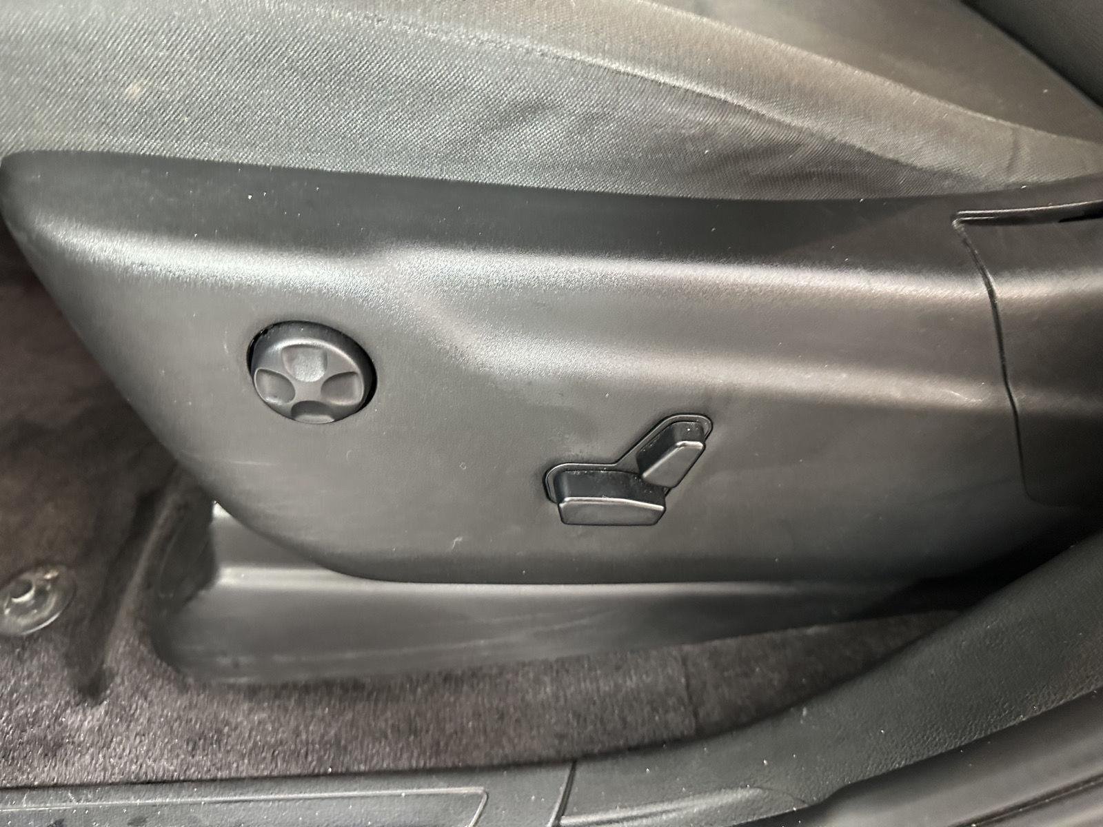 Used 2018 Granite Crystal Metallic Clearcoat Jeep Laredo E image 23