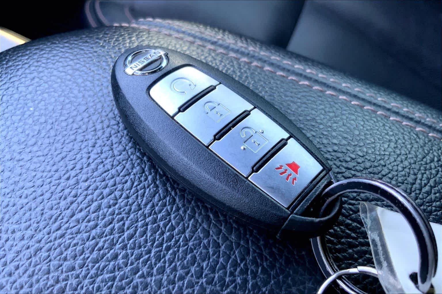 Used 2018 Pearl White Nissan SL image 15