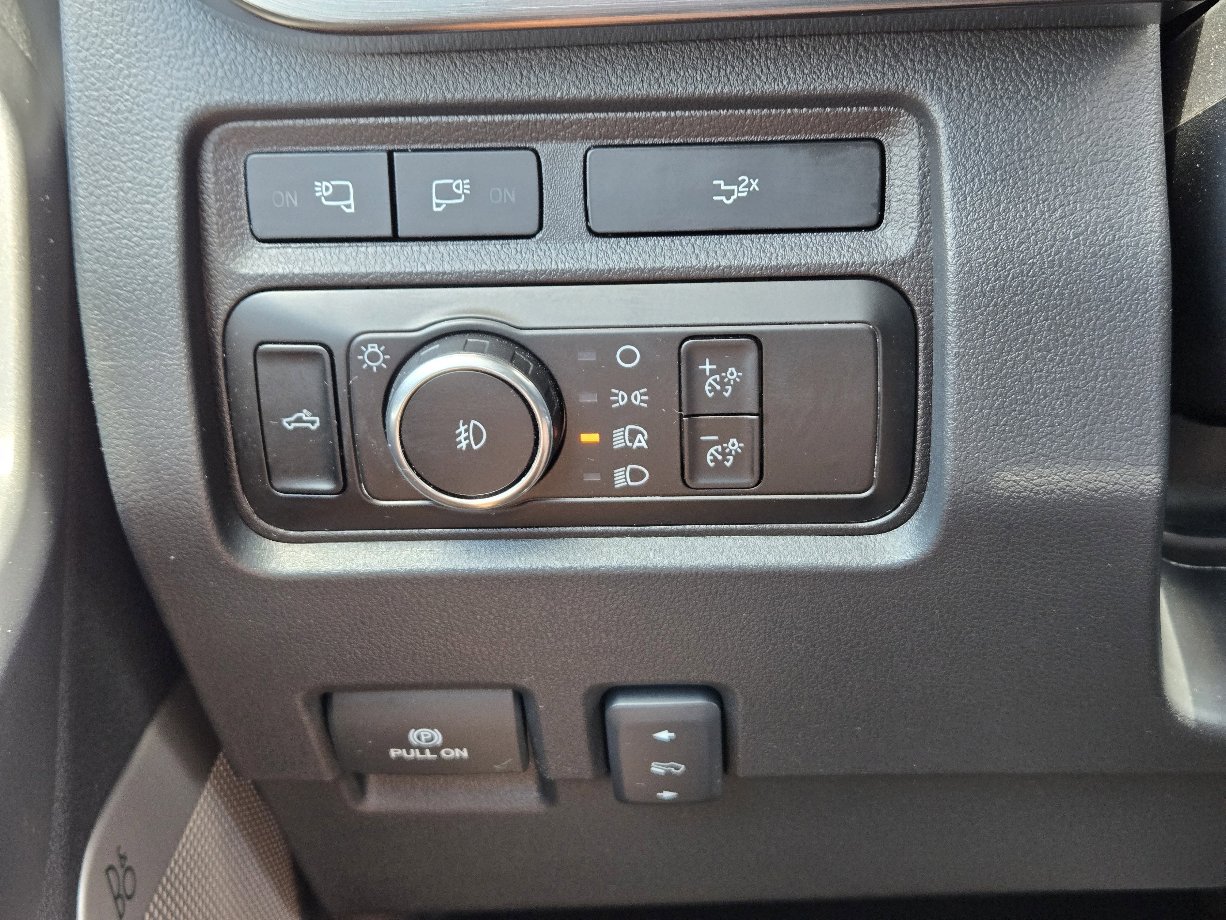 Used 2024 Carbonized Gray Metallic Ford Lariat image 25