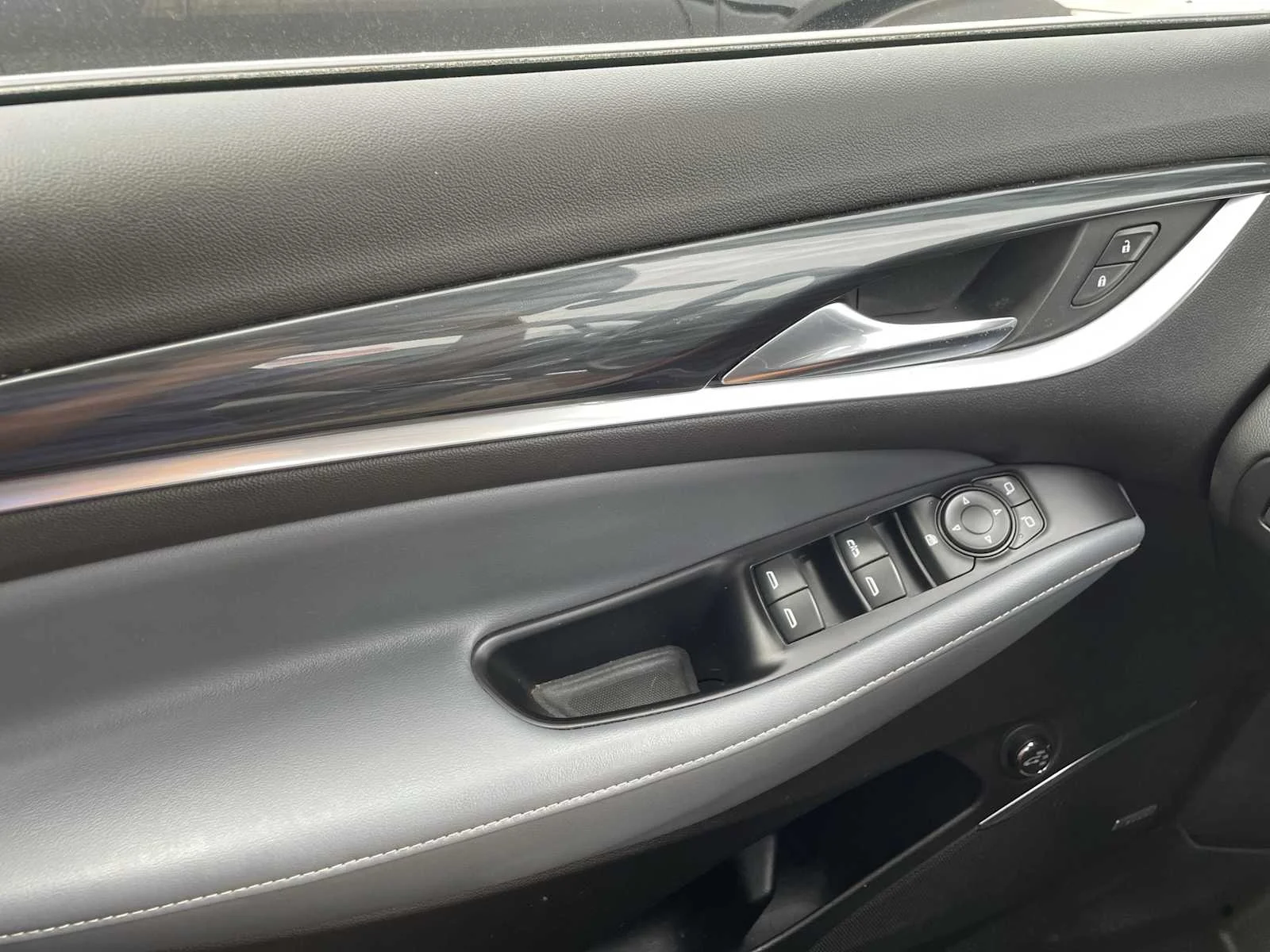 Used 2020 Includes Satin Nickel lower exterior accent color.) Buick Essence image 24