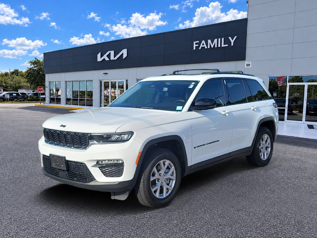 Used 2022 Bright White Clearcoat Jeep Limited image 3
