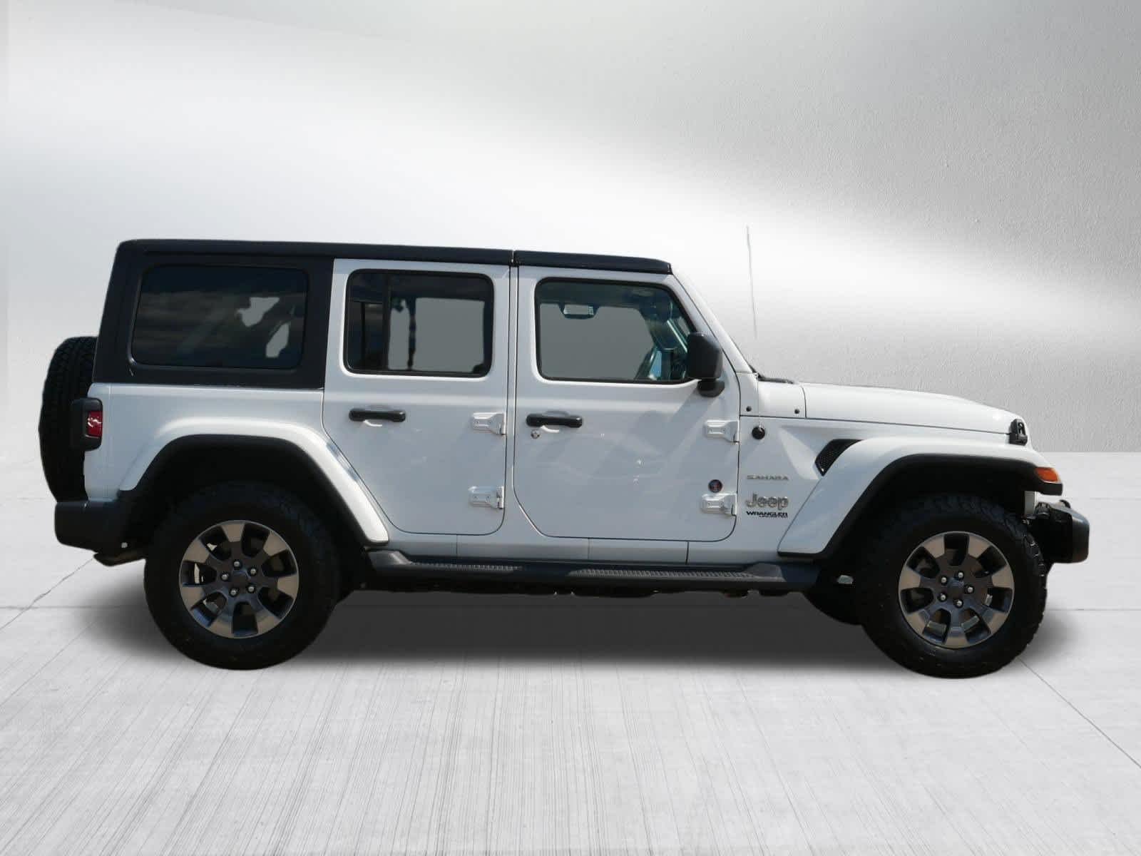 Used 2018 Bright White Jeep Sahara image 8