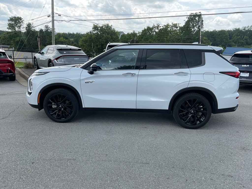 Used 2025 White Diamond Mitsubishi SEL Black Edition image 7