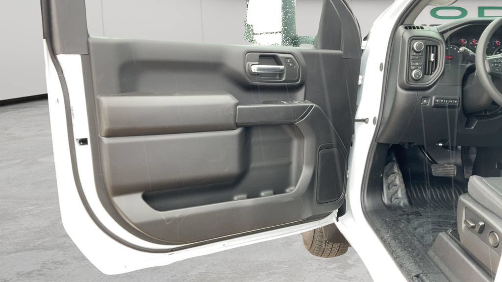 New 2026 Summit White Chevrolet Work Truck image 38