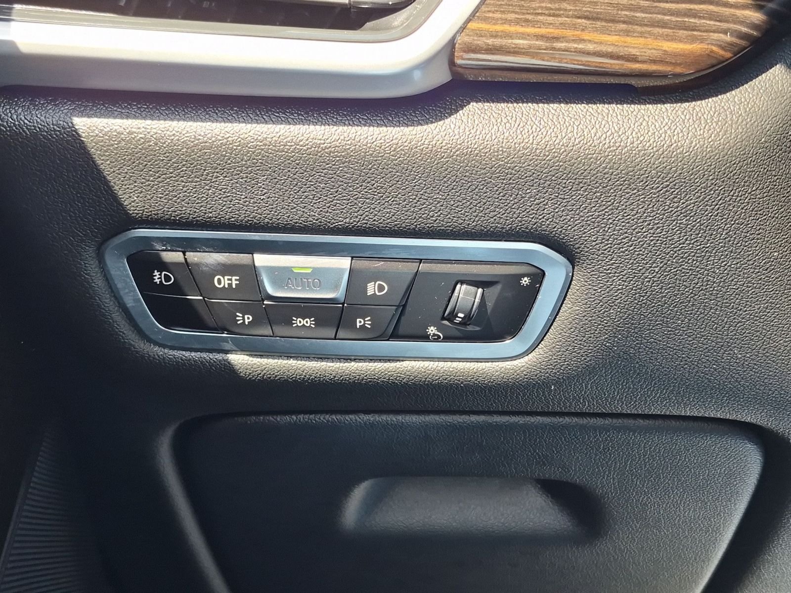 Used 2020 Black BMW xDrive40i image 17