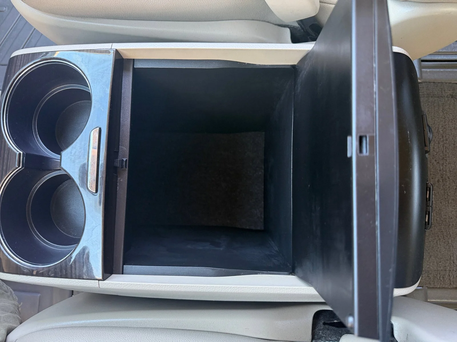 Used 2018 Super White Toyota XLE Premium image 18