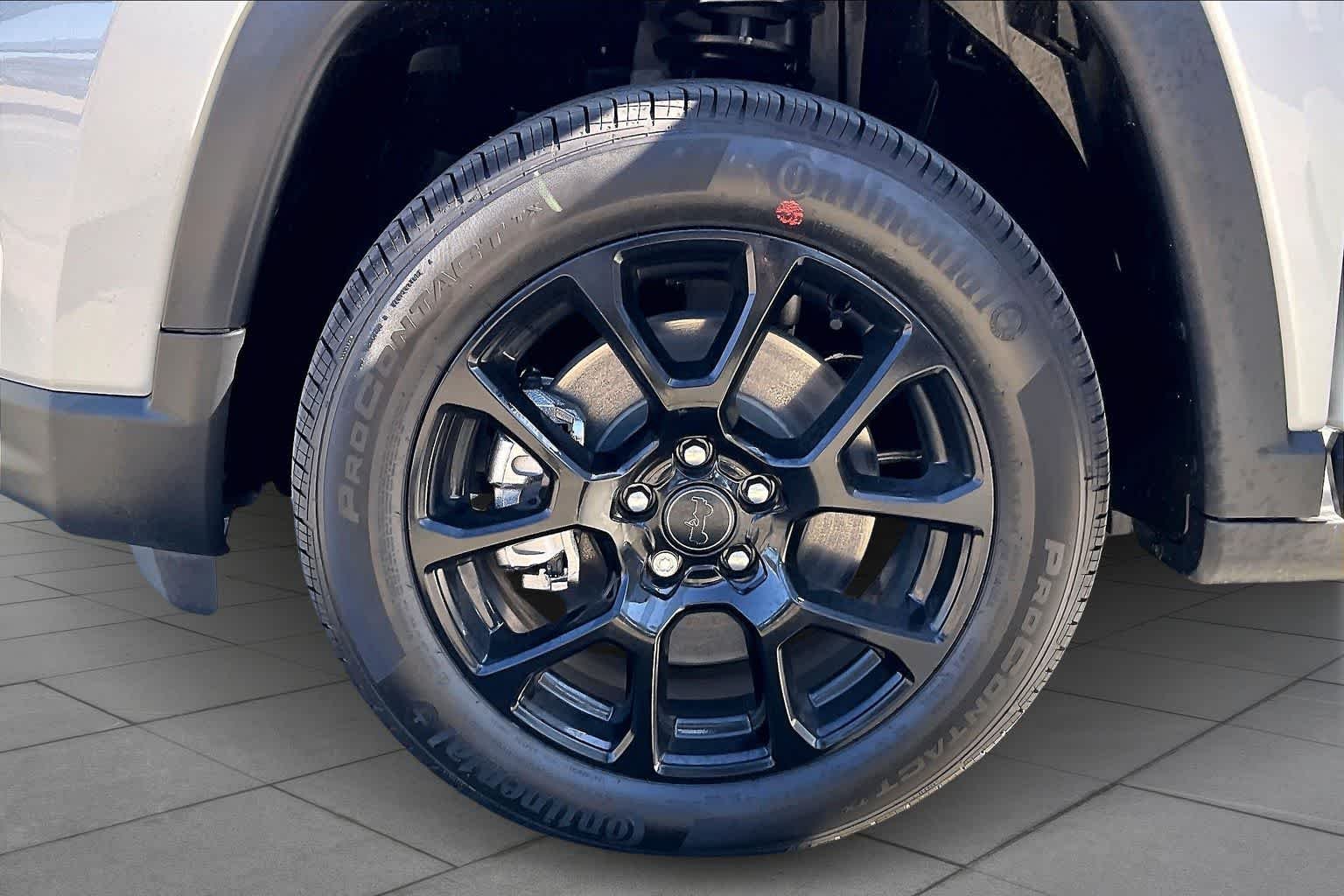 New 2026 Silver Zynith Metallic Clear-Coat Exterior Paint Jeep Latitude image 11