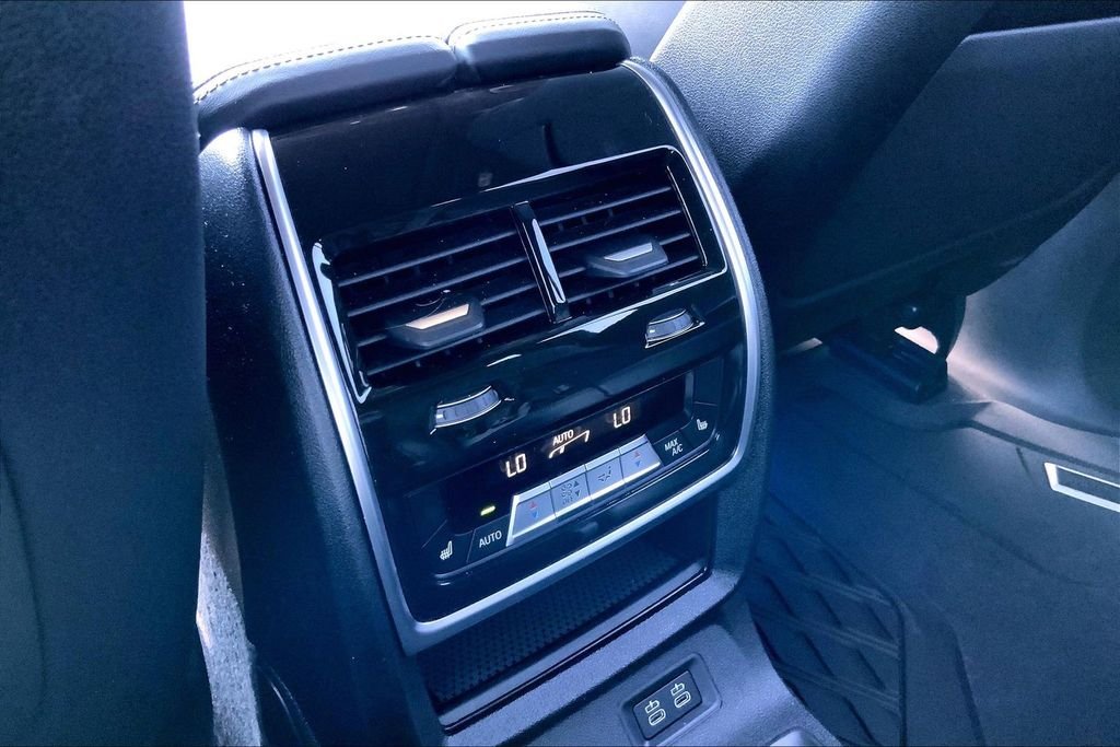 Used 2024 Gray BMW M60i image 10