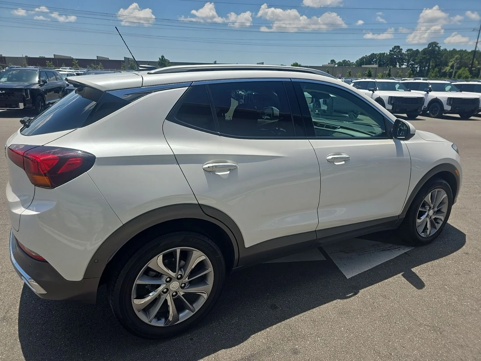 Used 2022 White Frost Tricoat Buick Essence image 5