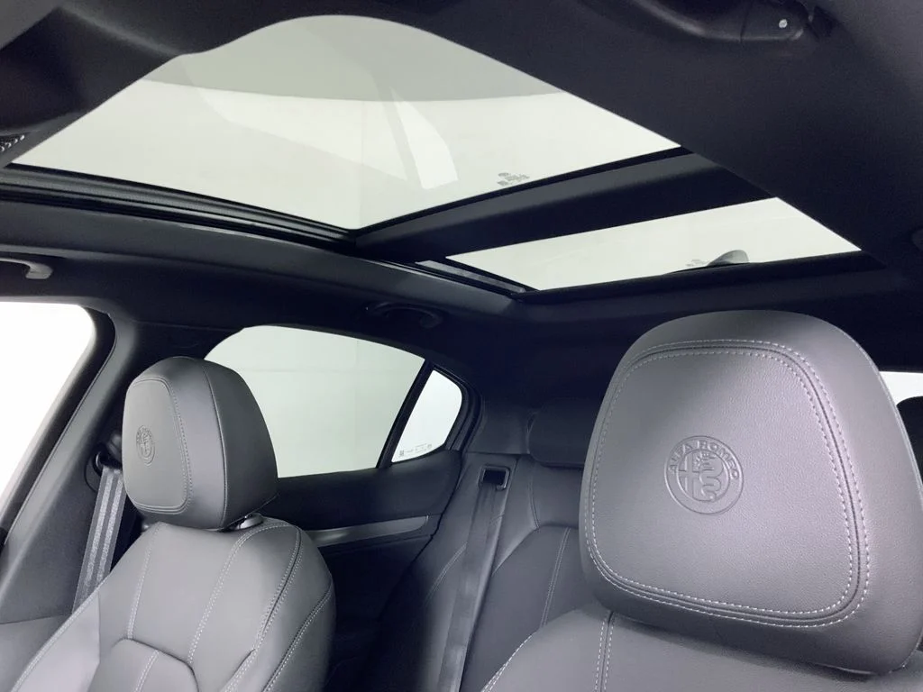 New 2025 Milano White Exterior Paint Alfa Romeo Ti image 15