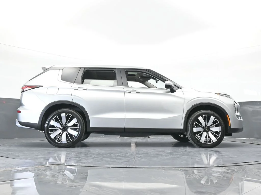 New 2026 Silver Alloy Mitsubishi SE image 62
